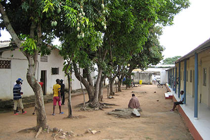 Farmaceuticos en Accion Cubal Angola Interior Centro