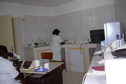 Farmaceuticos en Accion Gabón Libreville Laboratorio