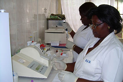 Farmaceuticos en Accion Gabón Libreville Trabajo Laboratorio