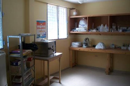 Farmaceuticos en Accion Haití Lamardelle Laboratorio