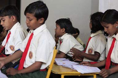 Farmaceuticos en Accion India Varanasi niños estudiando