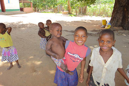Farmaceuticos en Accion Mozambique Nampula Niños Jugando