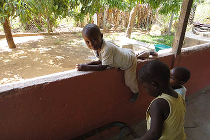 Farmaceuticos en Accion Mozambique Nampula Niños Valla